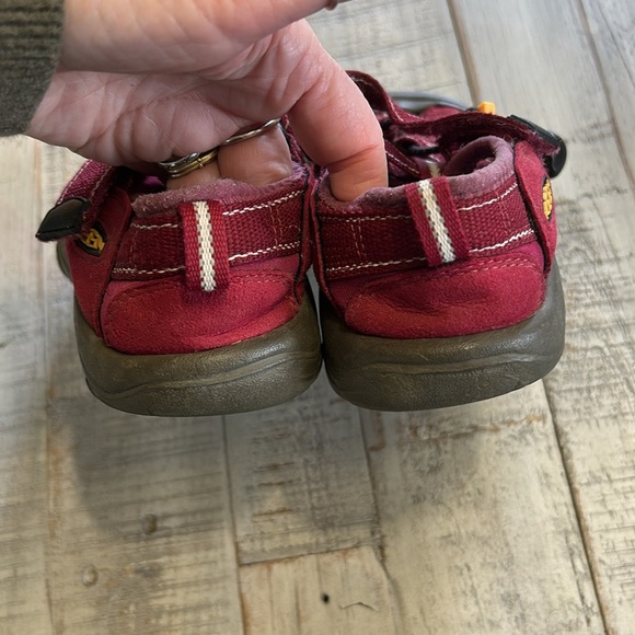 KEEN KIDS OUTDOOR BURGUNDY SANDALS SIZE 2 - Picture 3 of 10